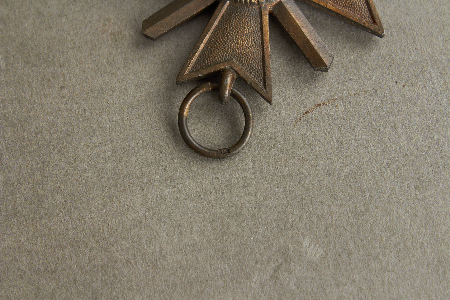WW2 Tysk KVK 2.Kl. m. sværd. Stemplet med fremstiller "15" i ringen. Original.