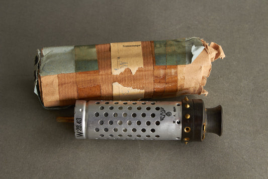 WW2 Tysk Radiorør. Godt stemplet med WaA og "Wehrmacht Eigentum". Original.