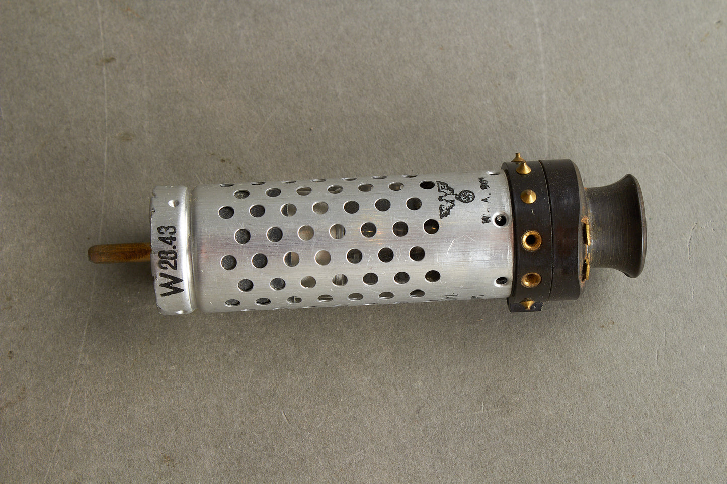 WW2 Tysk Radiorør. Godt stemplet med WaA og "Wehrmacht Eigentum". Original.