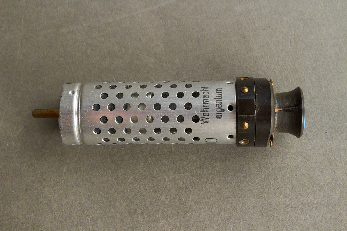 WW2 Tysk Radiorør. Godt stemplet med WaA og "Wehrmacht Eigentum". Original.