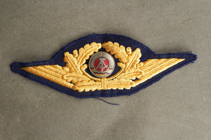 Østtysk DDR Kasketmærke. Original.