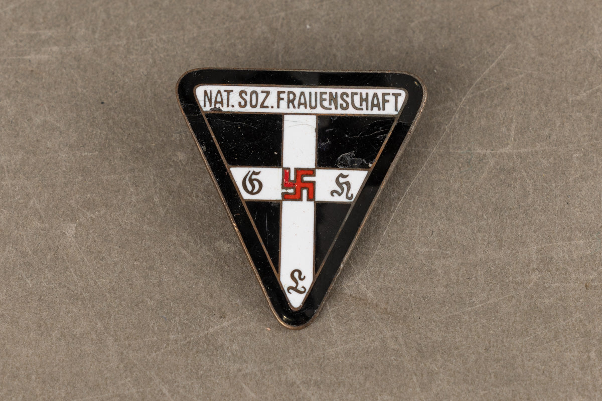 WW2 Tysk "Frauenschaft" Leder (Sort kant=Kreisfrauenschaftsleiterin/Kreisleitung) Medlemsmærke. Sjælden. Original.