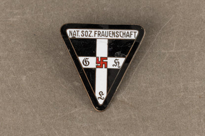 WW2 Tysk "Frauenschaft" Leder (Sort kant=Kreisfrauenschaftsleiterin/Kreisleitung) Medlemsmærke. Sjælden. Original.