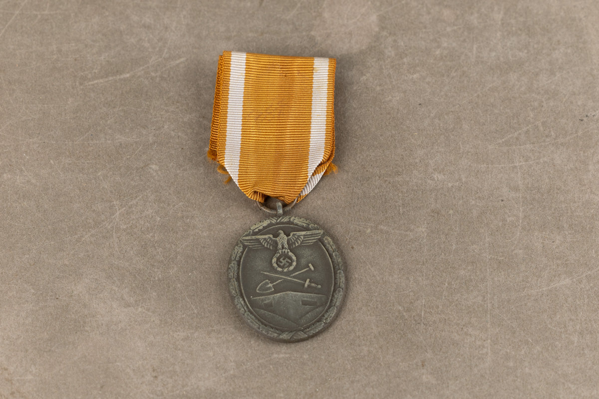 WW2 Tysk "Deutsches Schutzwallehrenzeichen". Original.