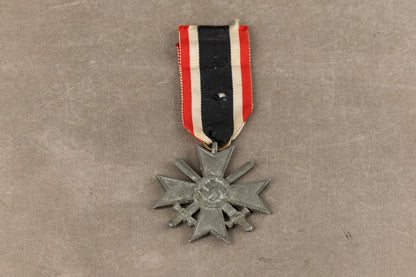 WW2 Tysk "Kriegsverdienstkreuz 1939 2. Klasse" m. sværd. Original.