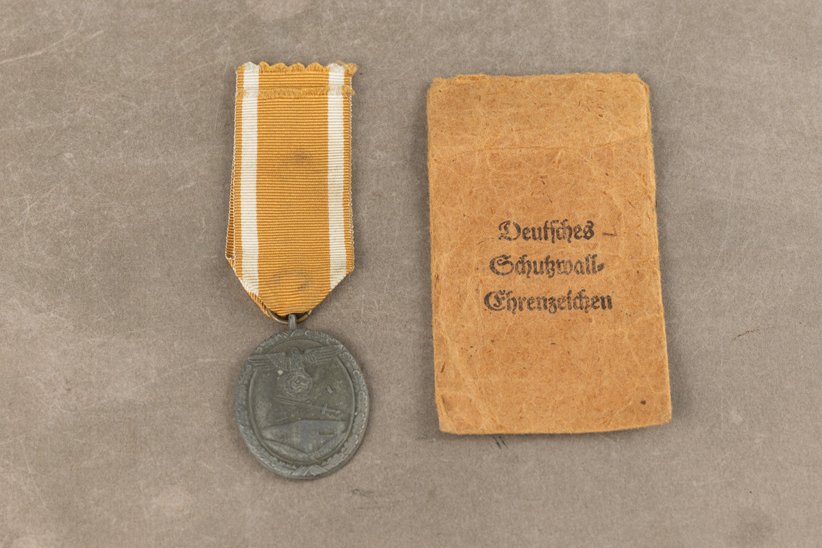 WW2 Tysk "Deutsches Schutzwallehrenzeichen" i Tildelingspose. Original.