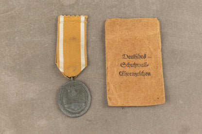 WW2 Tysk "Deutsches Schutzwallehrenzeichen" i Tildelingspose. Original.