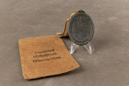 WW2 Tysk "Deutsches Schutzwallehrenzeichen" i Tildelingspose. Original.