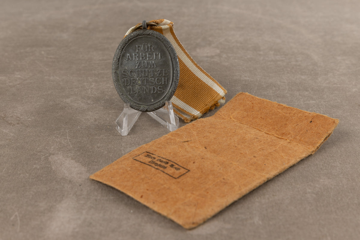 WW2 Tysk "Deutsches Schutzwallehrenzeichen" i Tildelingspose. Original.