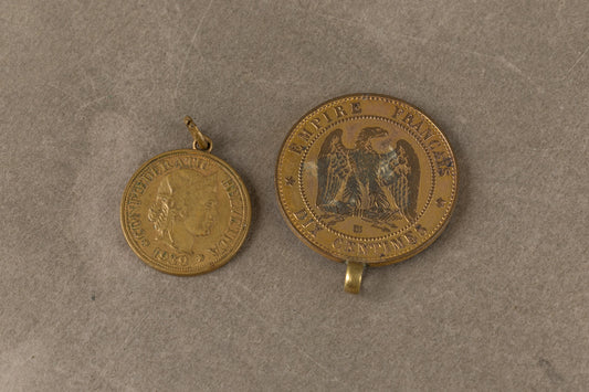 Ældre franske mønter fra Napoleon III, ca. 1852–1857. Lavet til vedhæng. Original.