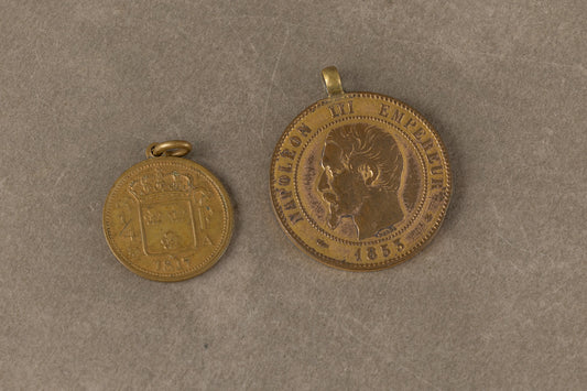 Ældre franske mønter fra Napoleon III, ca. 1852–1857. Lavet til vedhæng. Original.