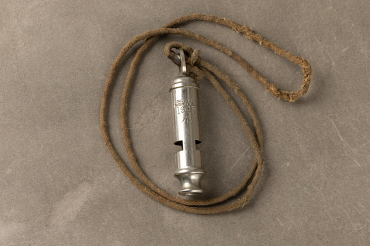 WW2 Engelsk Militær Fløjte fra 1945. Med pil. Original.