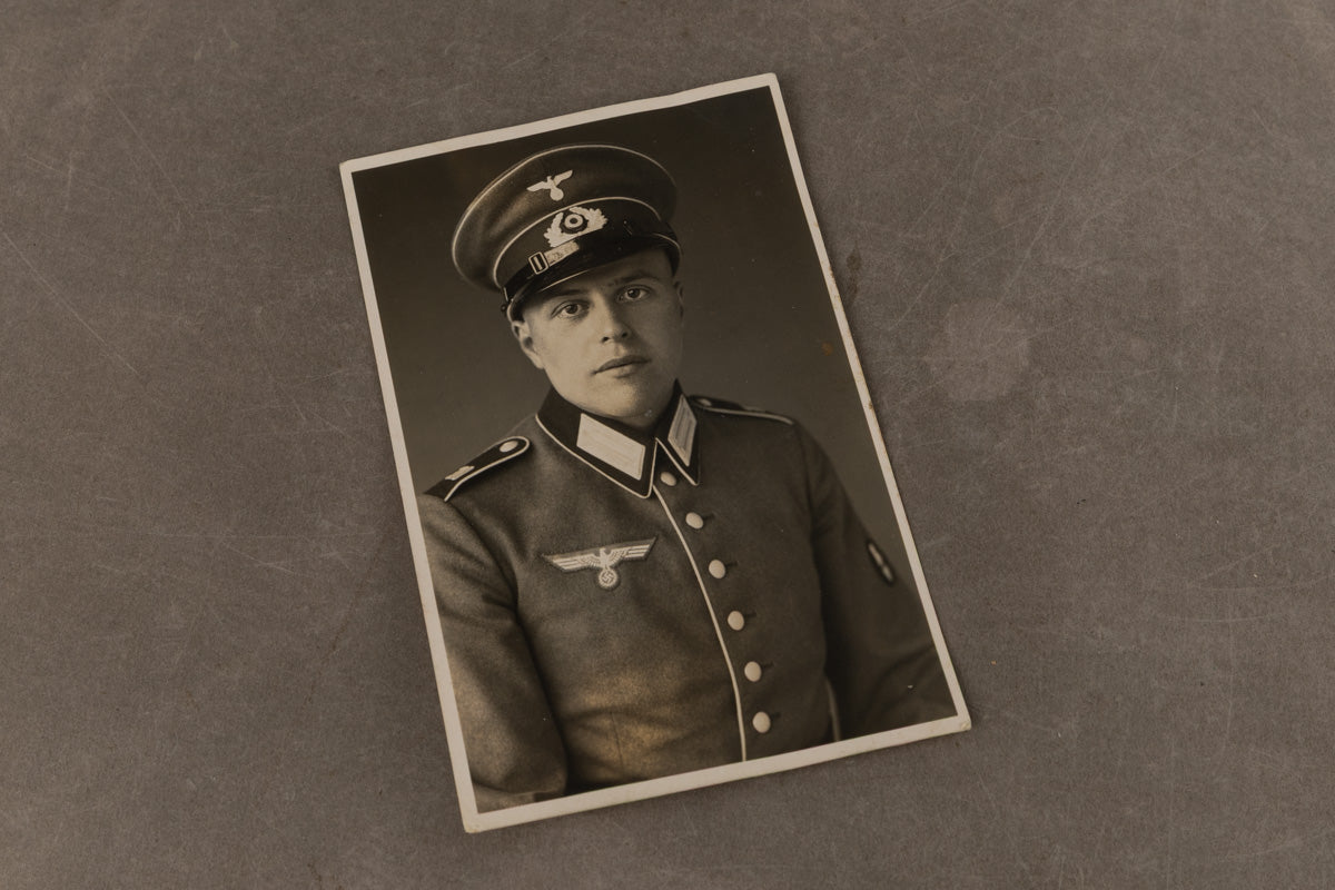 WW2 Tysk Foto-Postkort. Kasket med 1. model ørn. Original.