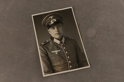 WW2 Tysk Foto-Postkort. Kasket med 1. model ørn. Original.