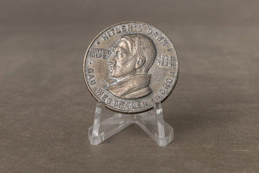 WW2 Tysk NSDAP Tinnie med AH. Mangler nålen. Original.